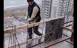 22ci mərtəbədə həyatla oyun  Hər an faciə baş verə bilər  VİDEO