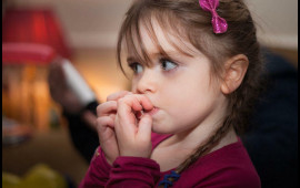 Uşaqlarda dırnaq yemə vərdişi: Səbəblər və həll yolları