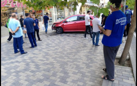 Bakıda avtomobil marketə girdi 