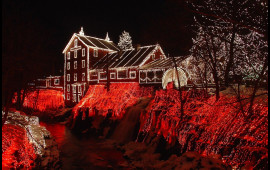 &ldquo;Yeni il&rdquo; &uuml;&ccedil;&uuml;n bəzədiyi evinin a&ccedil;ılışını qonşularla etdi 